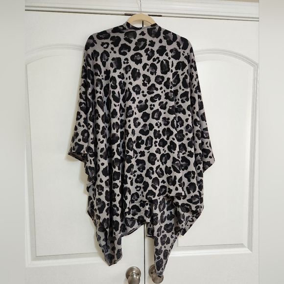 Dillard's Leopard Print Poncho/ Cape - Picture 4 of 5